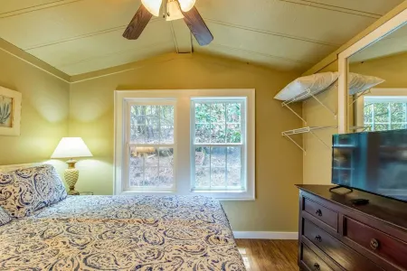 Comfortable, Convenient, Hot Tub and Freshly Renovated!! Отели рядом с достопримечательностью «Трейлхед фор Йеллоу Маунтин Трейл»