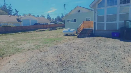 Charming 2-bedroom house with AC, WiFi in North Bend, pets ok, crabbing tools