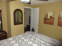 1-Bedroom Lakefront Vacation Unit Just 13 Minutes from Tacoma Dome