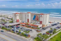 Spectacular views, direct oceanfront, separate bedroom !