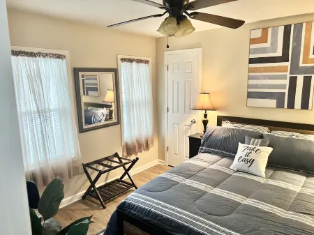 A Cozy, Homely, Fun Retreat minutes from downtown