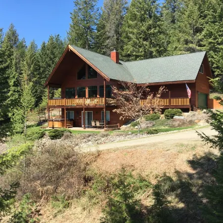 Larchwood Lodge with Lake View, Salt WaterHot Tub and Hiking Trails on 20 acres