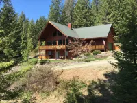 Larchwood Lodge with Lake View, Salt WaterHot Tub and Hiking Trails on 20 acres