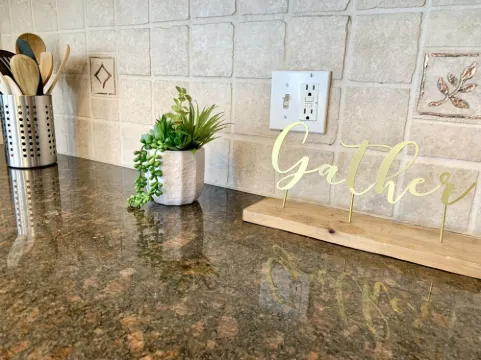 Executive Apt, a short walk to NYC train. King Bed. Free Parking. Central AC.