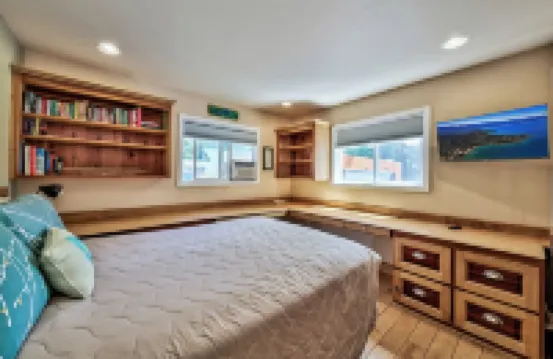 Hot Tub, Riverfront Chalet Family & Dog Friendly on Acre Near 3 Ski Areas, Sled