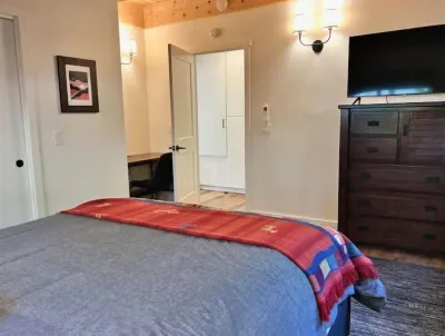 Beautiful family cabin w/ forest views. Walk to Blue Jay, 2 miles to the Village