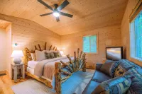 Charming Mountain Cabin. 10 min to Highlands/Cashiers. Great WiFi & EV Charger!