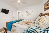 Beautiful townhome with 2 pools— 5 min from the beach!