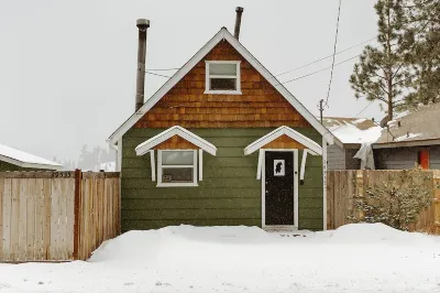 Cozy Lakeside Cabin with Hot Tub Hotels near Baldwin Lake Ecological Reserve