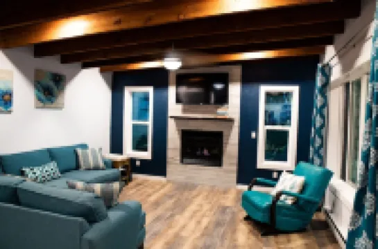 Great Remodeled Pet Friendly Cottage! Walk to Downtown and and the Lake!