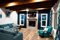 Great Remodeled Pet Friendly Cottage! Walk to Downtown and and the Lake!