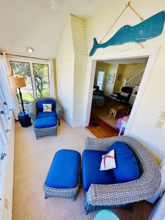 Centrally located in town Classic Beach Cottage Отели рядом с достопримечательностью «Рехобот-Бич»