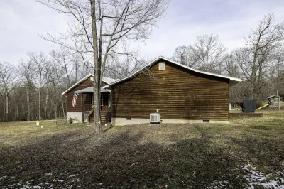 New Modern Cabin in Luray: Firepit, Allows Dogs, New Hot Tub, 5 Acres, Game Room Hotels near Cooter's Place - Luray