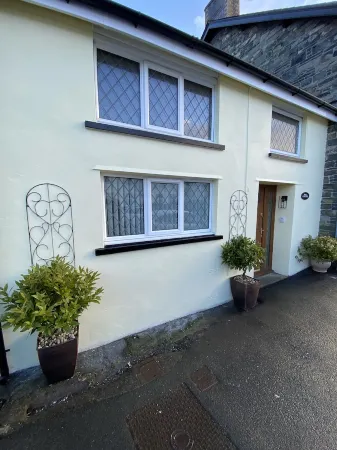 Beautiful cottage in the heart of Rhayader with riverside views ( pet friendly) Отели в г. Рейадер