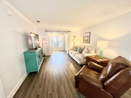 Gated condo near beaches, shops and dining Отели рядом с достопримечательностью «St. Simons Island Lighthouse Museum»