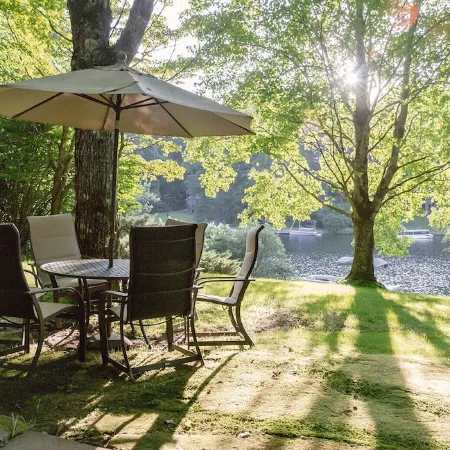 Lakefront Retreat in Quite Cove on Luxurious Lake Toxaway Отели в г. Хогбек