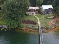 Lake Front w/ Sunset Views, Screened-in Porch / 1x Boat Slip / 2x Kayaks Hotels in Walker County