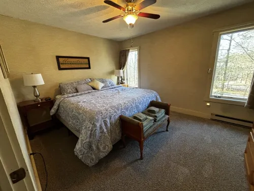 Cozy ski retreat on Jack Frost Mountain, just 10-minute walk to ski office!
