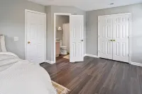 3-5 Mins from Downtown Cozy Clean & Newly Renovated 2 level Home