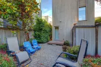 Third floor Condo with deck and stunning views of Lake Union Hotels in Eastlake