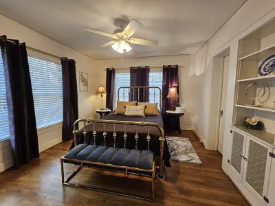 Secluded English Retreat by Rice University, Medical Center & Museum District