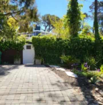 Walk to beach & town! 4 bdrm sleeps 7, private yard, firepits, deck w/ocean view