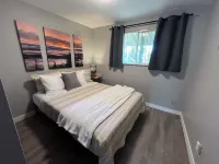 Outdoor Living and Indoor Bar - Entire house - walk to Autzen Stadium