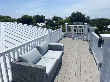 ☀️☀️ Custom Beach Home - Optional heated pool. Elevator + large pool & backyard 🏖🏖 Отели рядом с достопримечательностью «Тайби-Айленд Лайт Стейшен Энд Музеум»