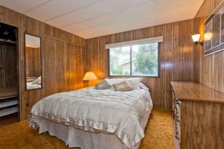 Private Beach Access Trail And Peaceful Wooded Setting Отели рядом с достопримечательностью «Нью Дангенесс Лайтхаус»