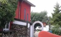 Quiet, bright apartment with large garden and parking