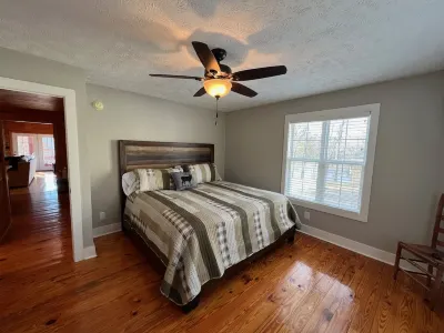 Cottage on Cypress Bay near Paris Landing State Park