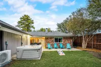 Two Game Rooms with Hot Tub - Homestays