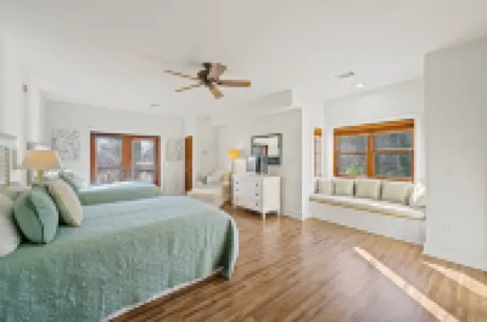 Spacious Lakefront Villa In Gated Resort Community