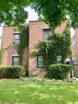 Sunny Evanston Studio: Stylish Decor, Hardwood Floors, Fenced Yard & Parking