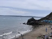 Luxury 3 bed apartment a few minutes walk from beach, harbour and town!