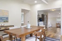 Modern Hamptons Getaway: 5 minutes to the Beach and Restaurants!