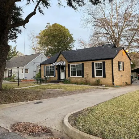 2 Bdr, 2 Bath, 4 Guests: Entire Cozy Cottage Historical Tyler Azalea District