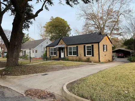 2 Bdr, 1 Bath, 4 Guests: Entire Cozy Cottage Historical Tyler Azalea District Отели в г. Тилер