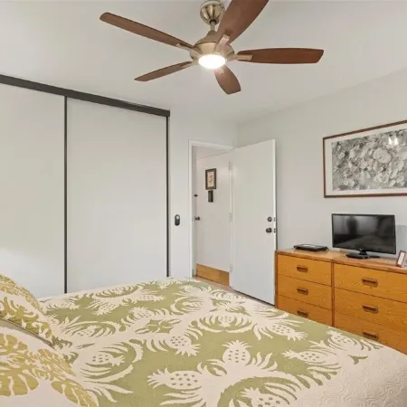 Quiet, comfortable and across from gorgeous Charley Young beach