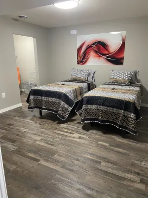 Contemporary 1400 sq ft Space in Lower Level Open Concept Gas Burning Fireplace Hoteles en 