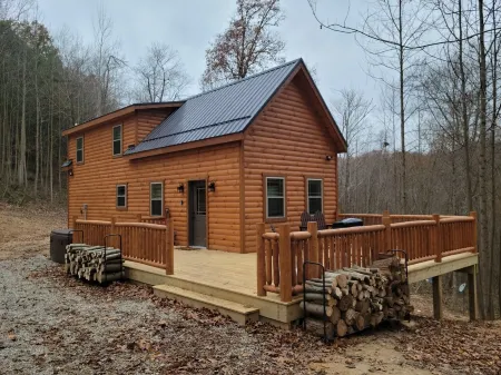 Cozy cabin with hot tub and fire pit in the heart of hocking hills