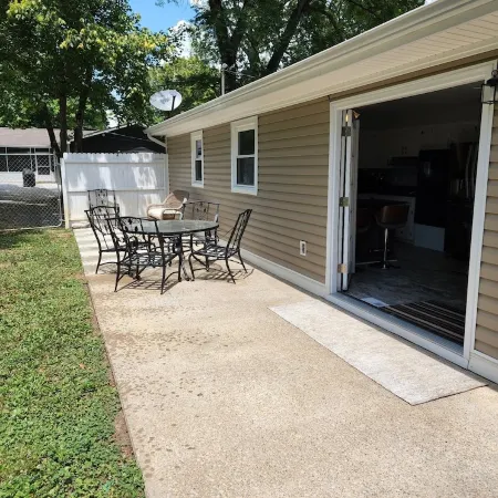 Sunny home across from Lake Barkley, fenced yard patio w/grill convenient to LBL