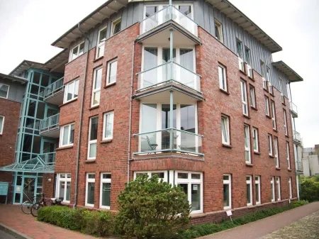 central apartment at Husum harbor with balcony Отели рядом с достопримечательностью «Парк Хузумер Шлос»