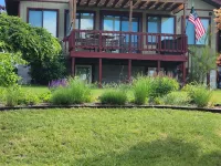 Relaxing Crystal Lake Cottage Retreat - Minutes to the Beach, & Downtown Beulah ベンゾニア・タウンシップのホテル
