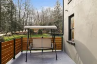 Pocono Family Farmhouse w/king bed and game room! Hotels in Dreher Township