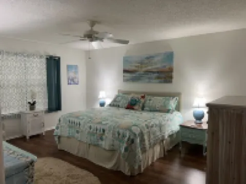 PERFECT LOCATION-SPACIOUS VILLA W USE OF NEW GOLF CART CLOSE TO SUMTER LANDING.