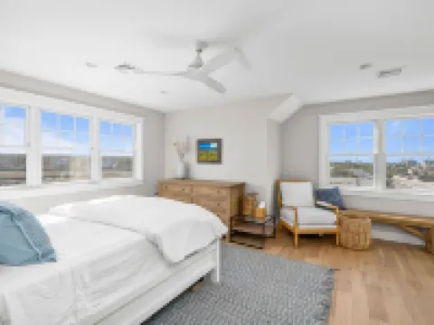 Bright & Beautiful Waterfront Cape Cod Home โรงแรมในSandwich