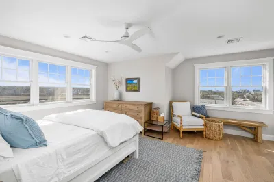 Bright & Beautiful Waterfront Cape Cod Home Sandy Neck海灘附近的飯店