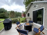 Newly Renovated Cottage with views of Barter's Creek Hotels in Kittery