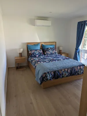 Mornington 2 Bedroom Getaway- short stroll to beach, cafes and shops.